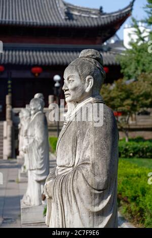 Statua di Confucio di fronte al tempio di Confucio, Shimenkan, Nanjing, Jiangsu Sheng, Cina Foto Stock