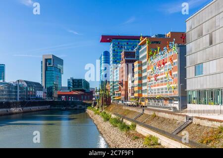 Complesso di edifici a Medienhafen, MOLO, PEC, SEGNO!, vecchia casa di malto, Colorium, villa, Roggendorf House, Medienhafen, Duesseldorf, Nord Foto Stock