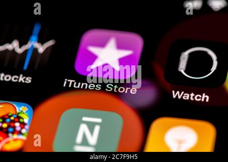 ITunes Store, icone delle app sul display di un telefono cellulare, iPhone, smartphone, primo piano Foto Stock