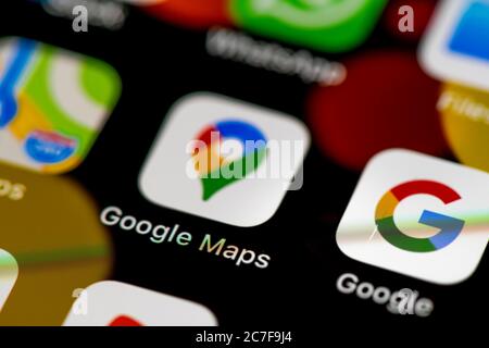 Icona Google Maps, icone delle app sul display di un telefono cellulare, iPhone, smartphone, primo piano Foto Stock