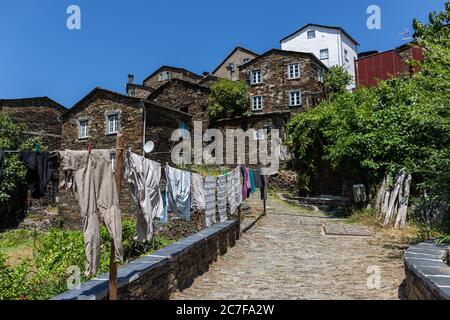 Villaggio Piodao circondato da verde e edifici in pietra sotto la luce del sole In Portogallo Foto Stock