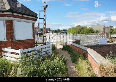 Vecchia scatola di segnalazione sulla linea ferroviaria nella strada principale di BOSTON nel Lincolnshire, Foto Stock