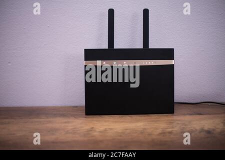 Router Wi Fi LTE su scrivania su desktop in legno Foto Stock