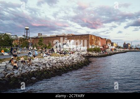 BROOKLYN, NY, USA - Transmitter Park. La vita quotidiana tra la pandemia e la recessione a Greenpoint & Williamsburg, Brooklyn nel 2020. Foto Stock