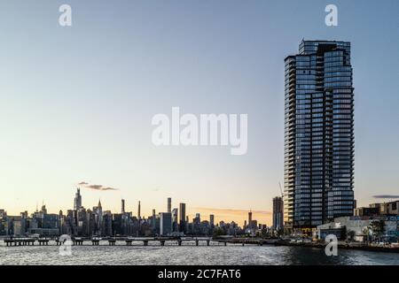 BROOKLYN, NY, USA - Transmitter Park. La vita quotidiana tra la pandemia e la recessione a Greenpoint & Williamsburg, Brooklyn nel 2020. Foto Stock