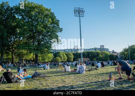 BROOKLYN, NY, USA - protesta pacifica al McCarren Park di Greenpoint e Williamsburg, Brooklyn, New York City, Stati Uniti nel 2020. Foto Stock