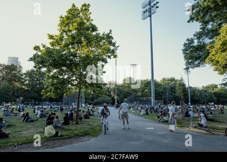 BROOKLYN, NY, USA - protesta pacifica al McCarren Park di Greenpoint e Williamsburg, Brooklyn, New York City, Stati Uniti nel 2020. Foto Stock