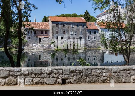 Vista panoramica alla città vecchia di Trebinje e Trebisnjica river, Bosnia Erzegovina Foto Stock