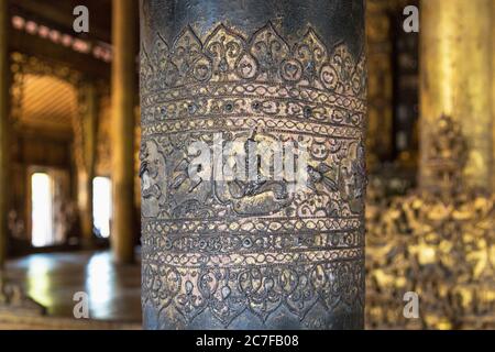 Primo piano di una colonna scolpita in un tempio a Yangon, Myanmar Foto Stock