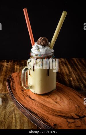 Tazza grande di cacao caldo con gelato, panna montata, patatine al cioccolato e salsa di marshmallow soffice, tazza di caffè freddo, caffè con gelato, caffè con Cho Foto Stock