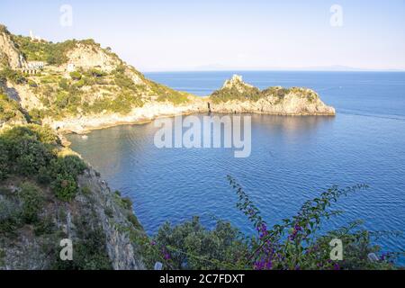 Splendido paesaggio della Conca dei Marini, sulla Costiera Amalfitana, Italia Foto Stock