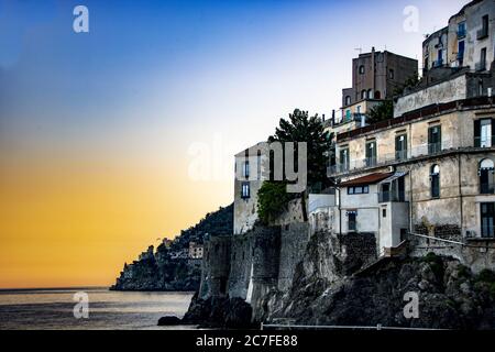 Tramonto a minori sulla Costiera Amalfitana Foto Stock