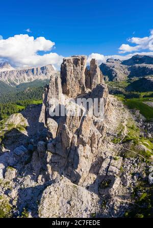 Vista aerea delle cinque Torri dall'alto all'alba. Cortina d'Ampezzo, provincia Belluno, Dolomiti, Veneto, Italia. Foto Stock