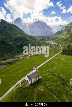 Vista aerea della chiesa di Oratorio di Sant'Anna, del Riale e del lago Morasco e della diga in estate. Formazza, Valle Formazza, Verbano Cusio Ossola, Piedmon Foto Stock