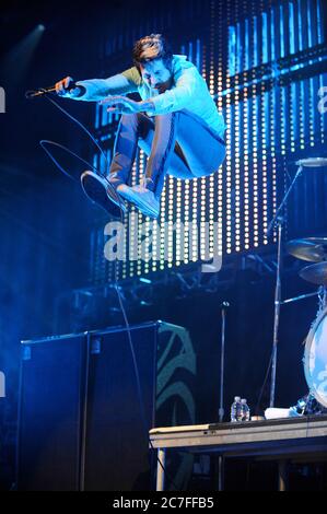 Davey Havok di AFI si esibisce al KROQ Almost Acoustic Christmas 2008 presso il Gibson Amphitheatre di Los Angeles. Credito: Jared Milgrim/l'accesso fotografico Foto Stock