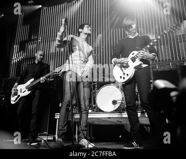 (L-R) Hunter Burgan, Davey Havok e Jade Puget di AFI si esibisce al KROQ Almost Acoustic Christmas 2008 all'anfiteatro Gibson di Los Angeles. Credito: Jared Milgrim/l'accesso fotografico Foto Stock