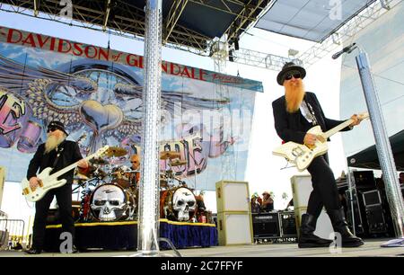 (L-R) Dusty Hill e Billy Gibbons of ZZ Top si esibiscono presso il Love Ride al Pomona Fairplex il 26 ottobre 2008 a Pomona, California. Credito: Jared Milgrim/l'accesso fotografico Foto Stock