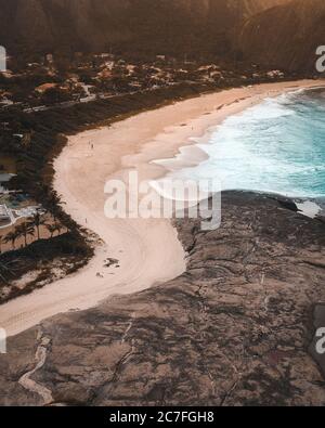 Scatto aereo delle onde oceaniche che si muovono verso la spiaggia A Rio de Janeiro Foto Stock