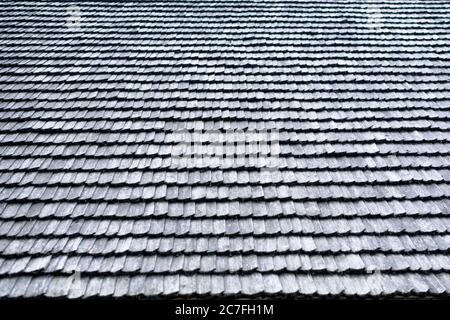 Vecchio tetto in tavole di legno grigie. Sfondi e trame. Foto Stock