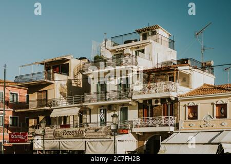 Case a cascata con balconi sull'isola di Zante in Grecia durante una soleggiata giornata estiva con cielo azzurro Foto Stock