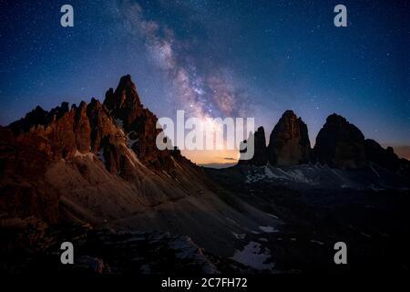 Modo Mliky oltre le Tre Cime di montagna delle Alpi, Dolomiti, Italia Foto Stock