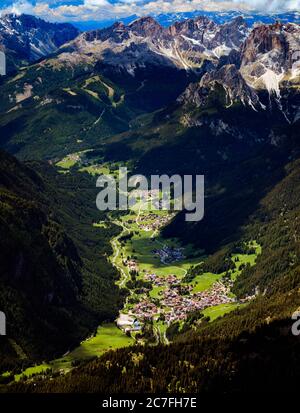 Veduta aerea di Campitello di Fassa, comune del Trentino, Italia settentrionale Foto Stock