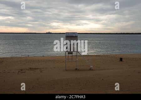 Scenario delle calme onde oceaniche che si muovono verso la riva In Brasile Foto Stock