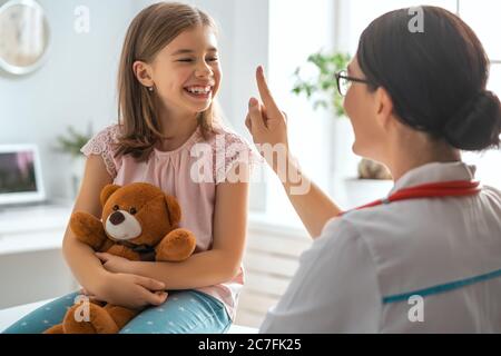 Medico che esamina un bambino in un ospedale. Foto Stock