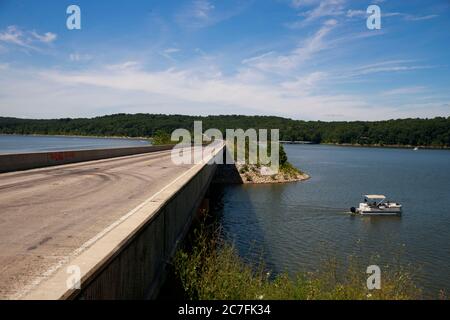 14 luglio 2020, Bloomington, Indiana, Stati Uniti: Una barca passa dal lago Monroe vicino al sito della proprietà McCord dove Vauhxx Booker è stato assalito il 4 luglio a Monroe Lake..The Indiana Department of Natural Resources ha rilasciato la sua indagine in un incidente 4 luglio e ha raccomandato le accuse contro diversi, tra cui Booker. Booker, che è nero, dice che era vittima di un tentativo di linching. (Immagine di credito: © Jeremy Hogan/SOPA immagini via ZUMA Wire) Foto Stock