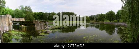 Vista panoramica estiva di un fiume con cascate in cemento. Slepian Water System. Minsk. Bielorussia. Foto Stock