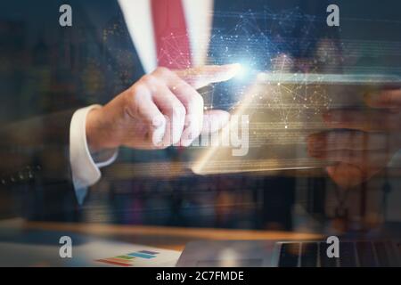 Uomo d'affari che usa un tablet. Strategia aziendale. Icona astratta. Marketing digitale. Foto Stock