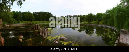 Vista panoramica estiva di un fiume con cascate in cemento. Slepian Water System. Minsk. Bielorussia. Foto Stock