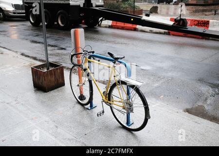 PORTLAND, STATI UNITI - 20 dicembre 2019: Una bicicletta parcheggiata sul marciapiede a Portland, Stati Uniti d'America Foto Stock