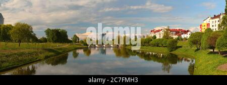 Vista panoramica estiva di un fiume con Biblioteca Nazionale della Bielorussia. Slepian Water System. Minsk. Bielorussia. Foto Stock