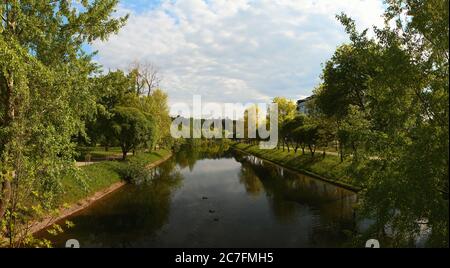 Vista panoramica estiva di un fiume. Slepian Water System. Minsk. Bielorussia. Foto Stock