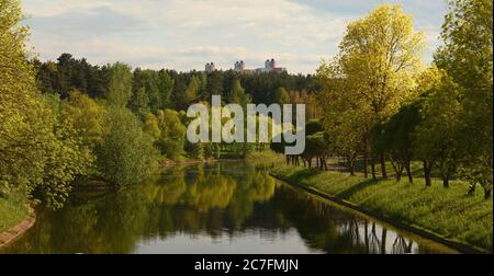 Vista panoramica estiva di un fiume. Slepian Water System. Minsk. Bielorussia. Foto Stock