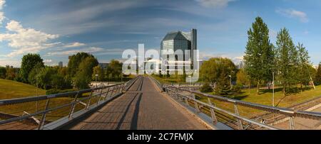 Vista panoramica estiva di un fiume con Biblioteca Nazionale della Bielorussia. Slepian Water System. Minsk. Bielorussia. Foto Stock