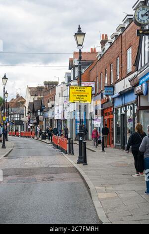 Misure e avvisi di restrizione del traffico di High Street per la pandemia di distanza sociale di Covid 19, Rickmansworth, Hertfordshire, Inghilterra, Regno Unito Foto Stock