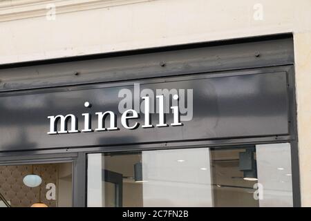 Bordeaux , Aquitaine / Francia - 07 07 2020 : Minelli logo segno di testo negozio di fronte al negozio Vivarte gruppo catena francese di moda rivenditori scarpe Foto Stock