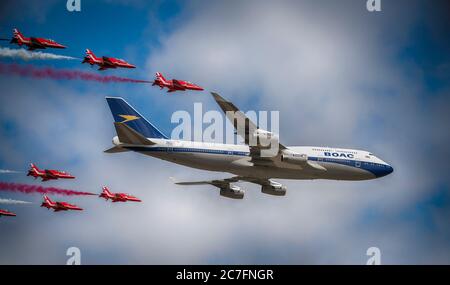 (Immagine del file, RIAT 2019). REGNO UNITO. 17 luglio 2020. British Airways ha annunciato che l'intera flotta Boeing 747 Jumbo Jet è stata ritirata immediatamente a causa della massiccia contrazione dei passeggeri durante l'attuale pandemia di Coronavirus. L'immagine mostra un British Airways, l'eredità BOAC liveried, Boeing 747 in flypassato con le frecce rosse RAF al Tattoo Royal International Air nel luglio 2019. Credit: Malcolm Park/Alamy Live News. Foto Stock