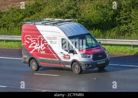 SafeStyle UK, finestre, porte e conservatori, logo e livrea van; consegna Ford Transit 350, trasporto, 2017 furgoni, cargo carrier, veicolo bianco rosso, industria europea del trasporto commerciale sulla M6 a Manchester, Regno Unito Foto Stock