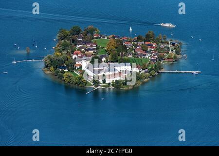 Fraueninsel nel Chiemsee nello stato della Baviera, Germania con l'abbazia delle donne benedettine Frauenwoerth. Foto Stock