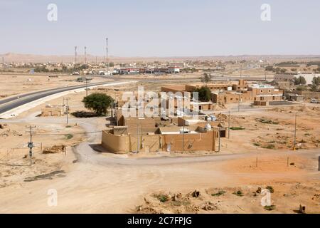 Vista del piccolo villaggio Raghba nel mezzo del deserto in Arabia Saudita Foto Stock