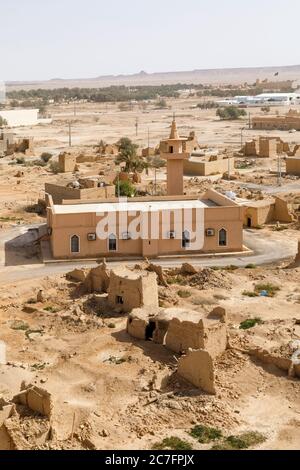 Vista del piccolo villaggio Raghba con una moschea nel mezzo del deserto in Arabia Saudita Foto Stock