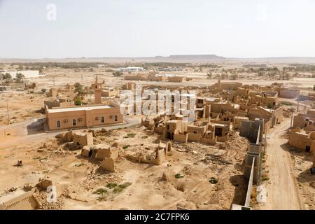 Vista del piccolo villaggio Raghba con le case di fango abbandonate nel mezzo del deserto in Arabia Saudita Foto Stock