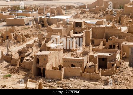 Vista del piccolo villaggio Raghba con le case di fango abbandonate nel mezzo del deserto in Arabia Saudita Foto Stock