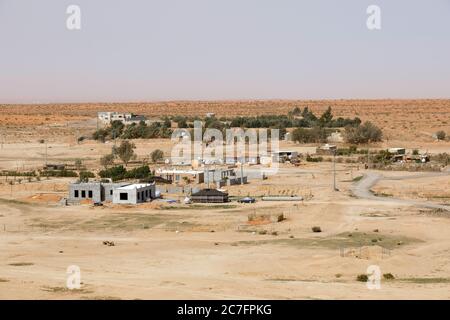 Vista del piccolo villaggio Raghba nel mezzo del deserto in Arabia Saudita Foto Stock