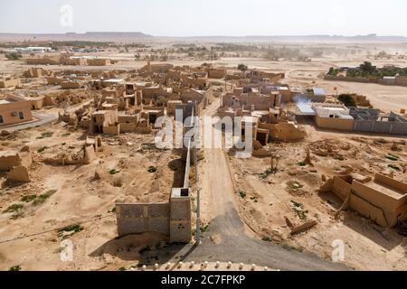 Vista del piccolo villaggio Raghba con le case di fango abbandonate nel mezzo del deserto in Arabia Saudita Foto Stock