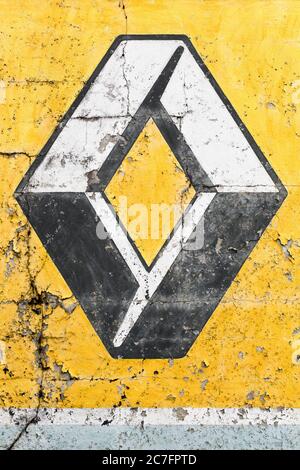 Bully, Francia - 27 giugno 2020: Logo renault d'epoca su una parete. Renault è un'azienda francese produttrice di automobili, furgoni, autobus e camion Foto Stock