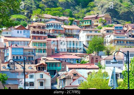 Vista aerea con case di legno tradizionali balconi carving della Città Vecchia di Tbilisi, Repubblica di Georgia Foto Stock